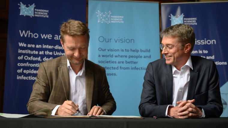 PSI's Peter Horby and WHO Hub's Oliver Morgan sign the new partnership agreement.