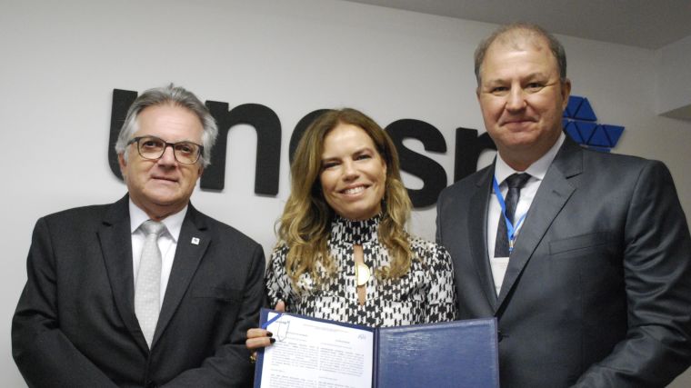 From left to right: Professor Pasqual Barretti, Rector of São Paulo State University (UNESP), Professor Sue Ann Costa Clemens, Chair of Global Health at the University of Oxford, Mario Pardini, Mayor of Botucatu