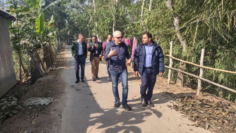 Researchers from PSI and icddr,b walking through date palm plantations in Bangladesh.