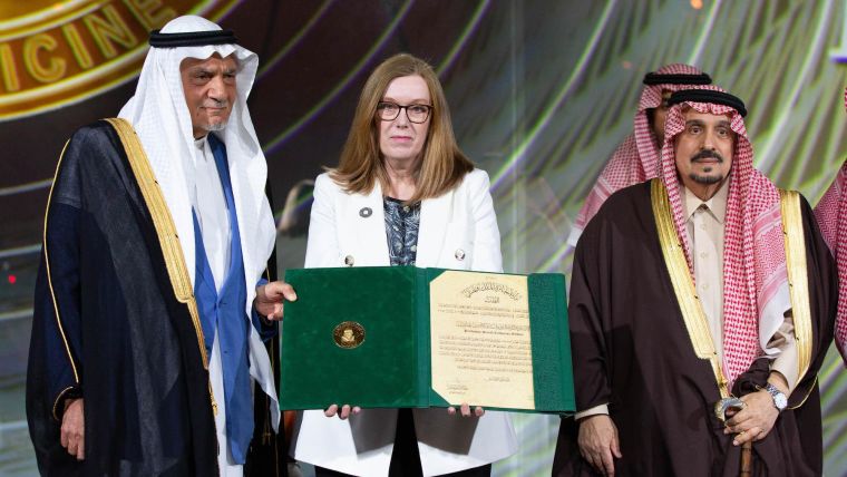Sarah Gilbert receiving King Faisal Prize alongside representatives of the King Faisal Foundation
